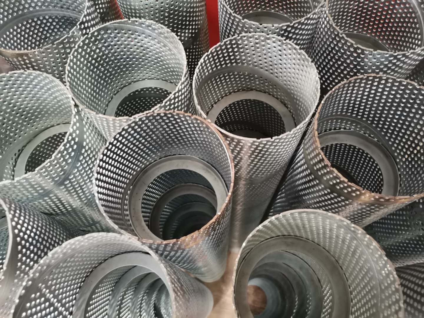 不銹鋼沖孔螺旋焊接管沖孔濾芯。